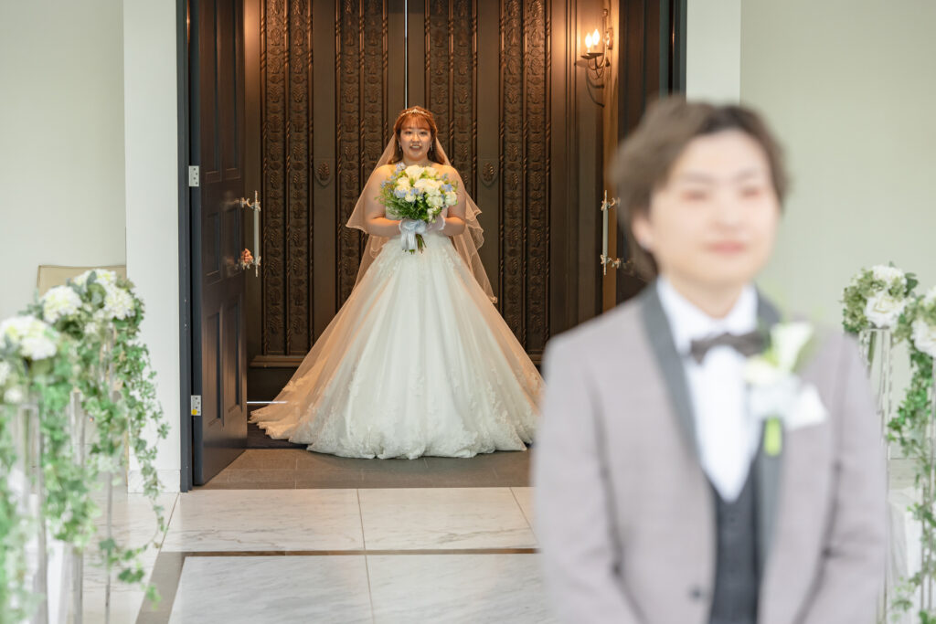 軽井沢の光の中で。初めて見る花嫁姿に、新郎様の期待が高まる瞬間。アネーリ軽井沢で叶える特別な結婚式。