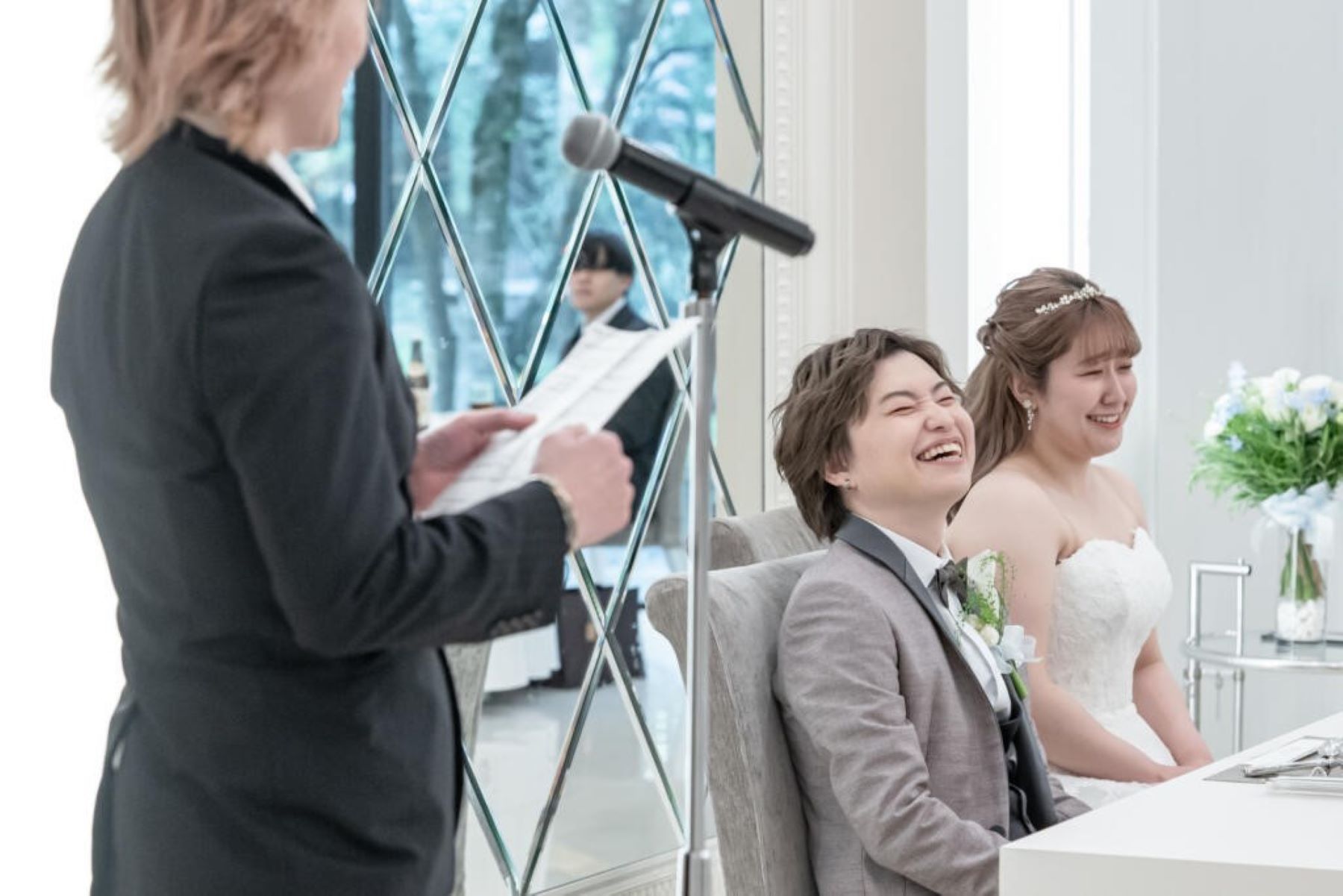 友人からの心温まるスピーチに、思わず笑みがこぼれる新郎新婦。アットホームなおもてなしが叶うアネーリ軽井沢の結婚式。