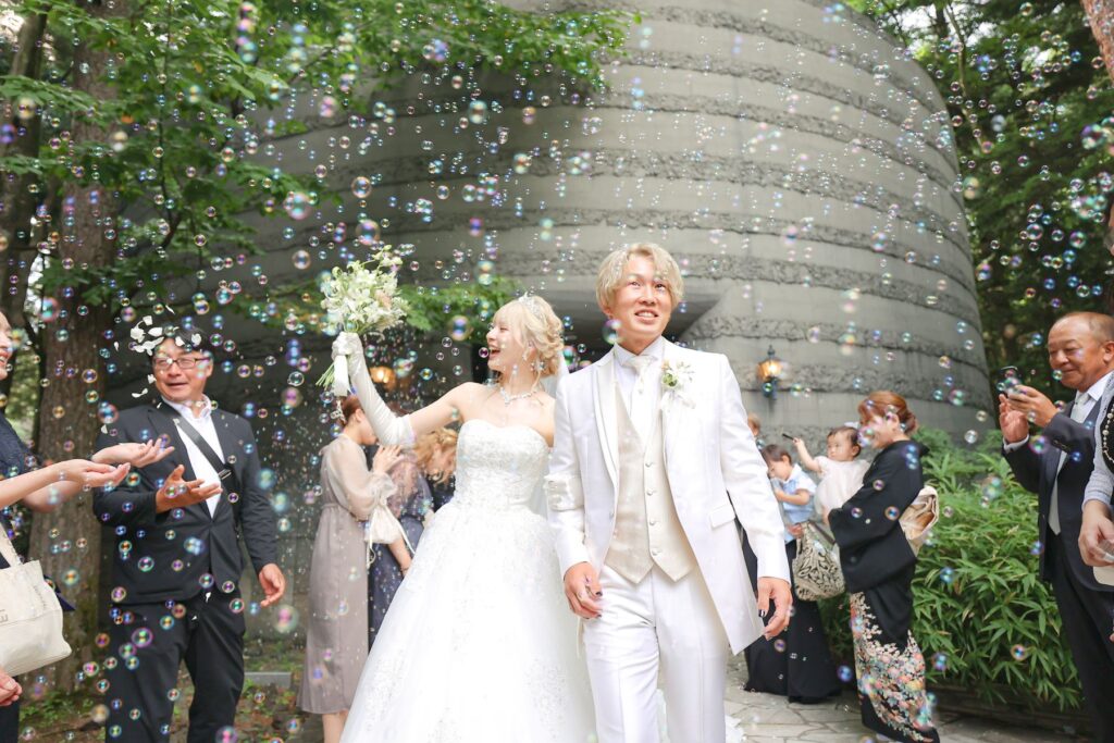 一軒家貸切だから演出は自由自在。軽井沢の大自然を背景に、入場からお見送りまでお二人の個性を最大限に表現できます。