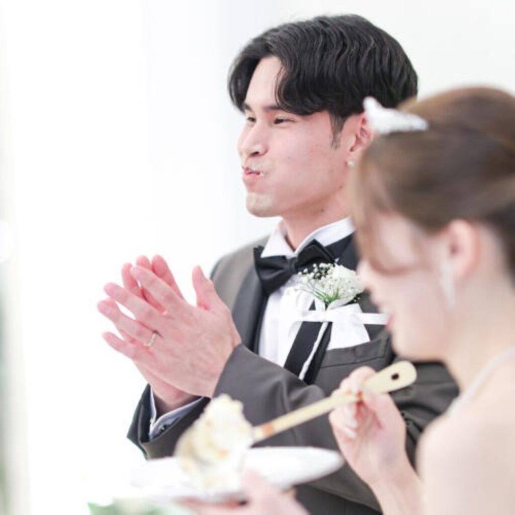 軽井沢の森に包まれた会場で、リラックスして過ごすウェディング。デザートタイムの笑顔と、美味しいスイーツが、パーティをよりアットホームに。