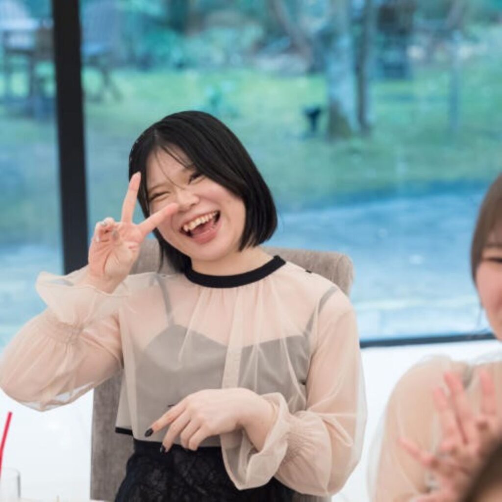 軽井沢の自然を背景に、ゲストの笑顔が輝く瞬間!貸切邸宅で心からリラックスして楽しめるから、最高の一日の思い出がより深く刻まれます。