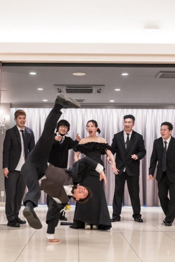 ダンスチームによるサプライズ余興!会場が熱気に包まれ、新郎新婦も大興奮。軽井沢の貸切邸宅で叶える最高の盛り上がり。