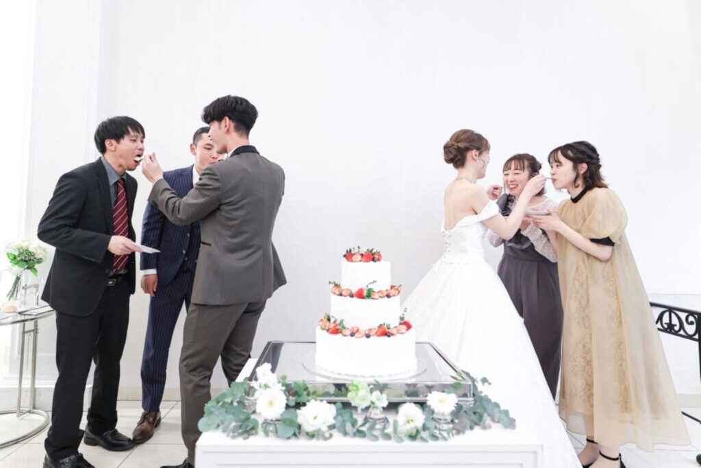 感謝を込めたサンクスバイトは、ゲストとの絆を深める特別な演出。その後のハーゲンダッツ・デザートビュッフェで、笑顔あふれる軽井沢ウェディングを。