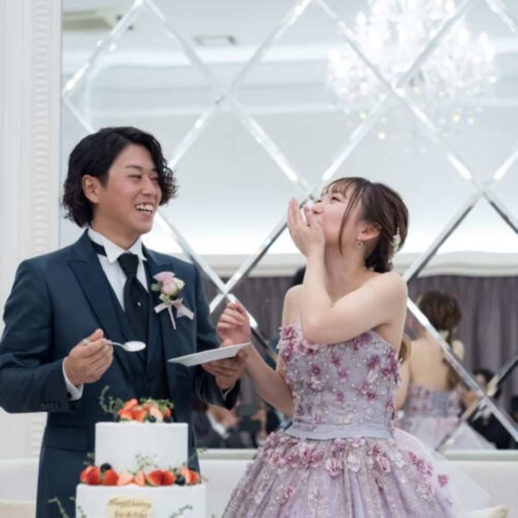 ファーストバイトの後は、この幸せ溢れる笑顔!軽井沢の貸切邸宅で、ゲストと心から楽しむパーティを。お二人の最高の一日を写真に刻みます。