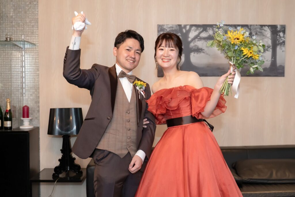 お色直し後のパーティは、レッドドレスで華やかに。ひまわりのブーケが映える軽井沢の貸切邸宅で、ゲストと心躍るひとときを。アネーリ軽井沢が贈るフォトジェニックな結婚式。