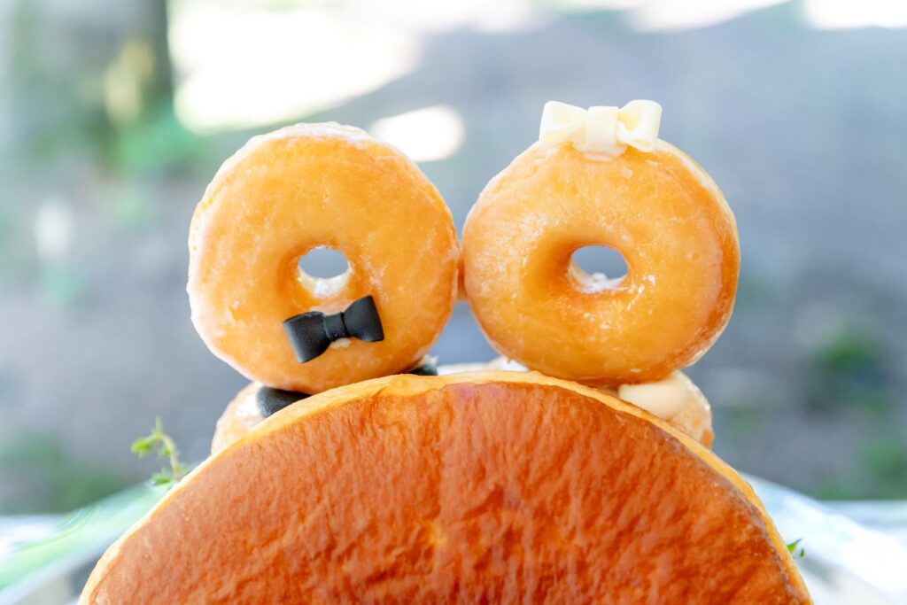 ドーナツケーキは軽井沢のカジュアルな結婚式に最適!ゲストと一緒にトッピングを楽しむ参加型の演出も人気です。