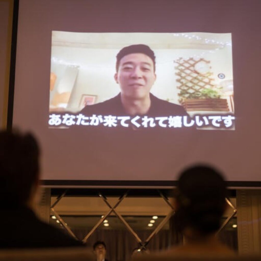 ユーモアあふれる映像演出から感動のクライマックスへ。光と音で魅せる軽井沢のナイトウェディング。