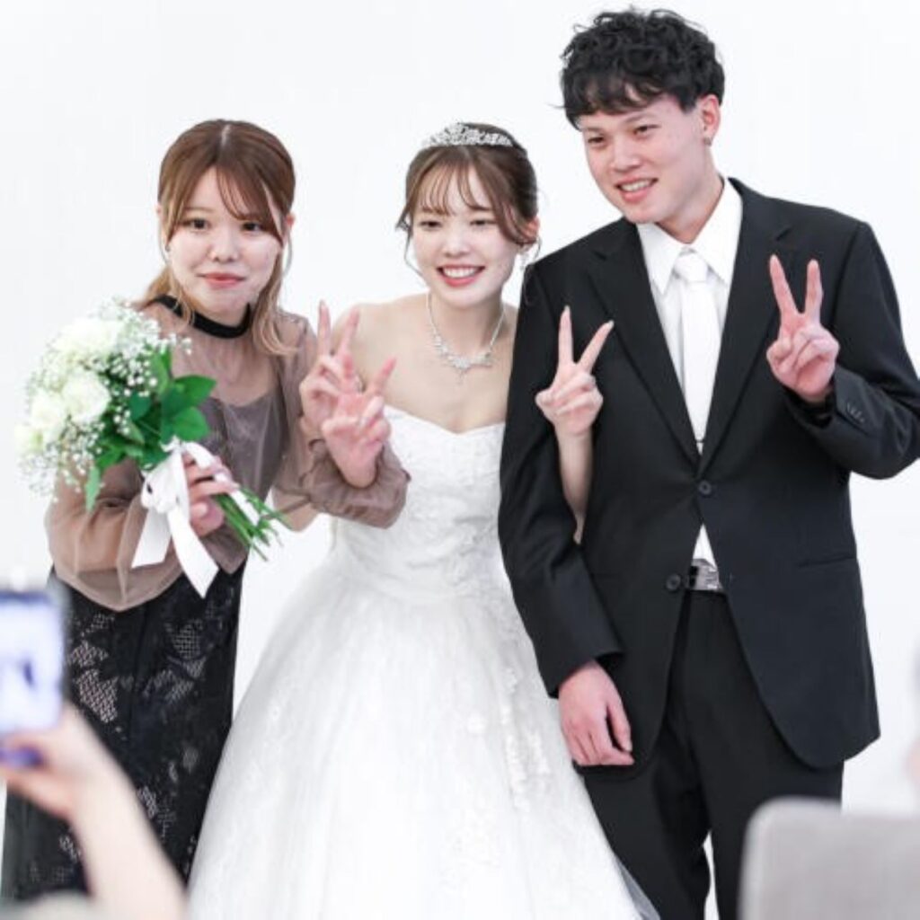 最高の仲間とドレス姿で記念の一枚。アネーリ軽井沢の貸切空間は、ゲストとの笑顔が溢れるフォトウェディングにも最適です。楽しい一日を。