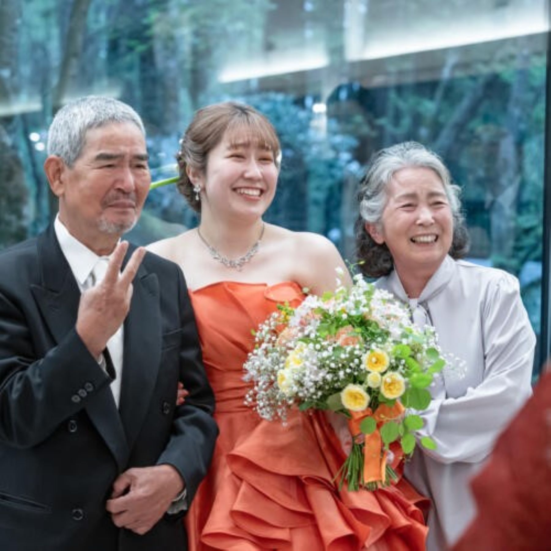家族との最高の笑顔!お色直し後の花嫁姿で、親御様へ心からのおもてなし。軽井沢ウェディングの温かい瞬間。