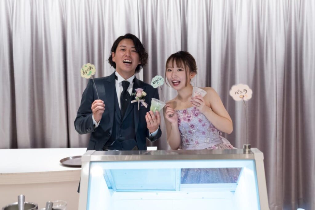 「おもてなしの気持ちを直接伝えたい！」お二人自らゲストにアイスサーブ。軽井沢の貸切邸宅ならではのアットホームな演出で、笑顔と会話が溢れます。