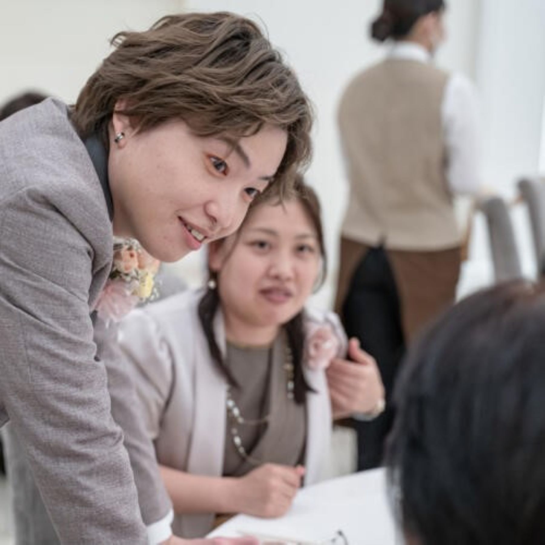 新郎様がテーブルを回り、ゲストと歓談。アットホームな軽井沢の結婚式ならではのオリジナルな時間。