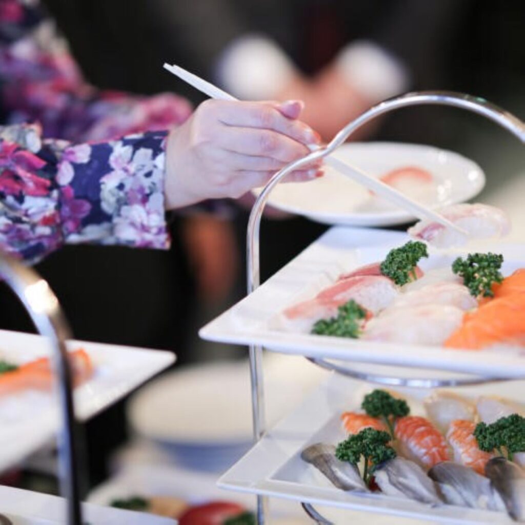 豪華な寿司ビュッフェにゲストも笑顔!軽井沢の貸切邸宅で叶える、食事重視のアットホームなパーティ。