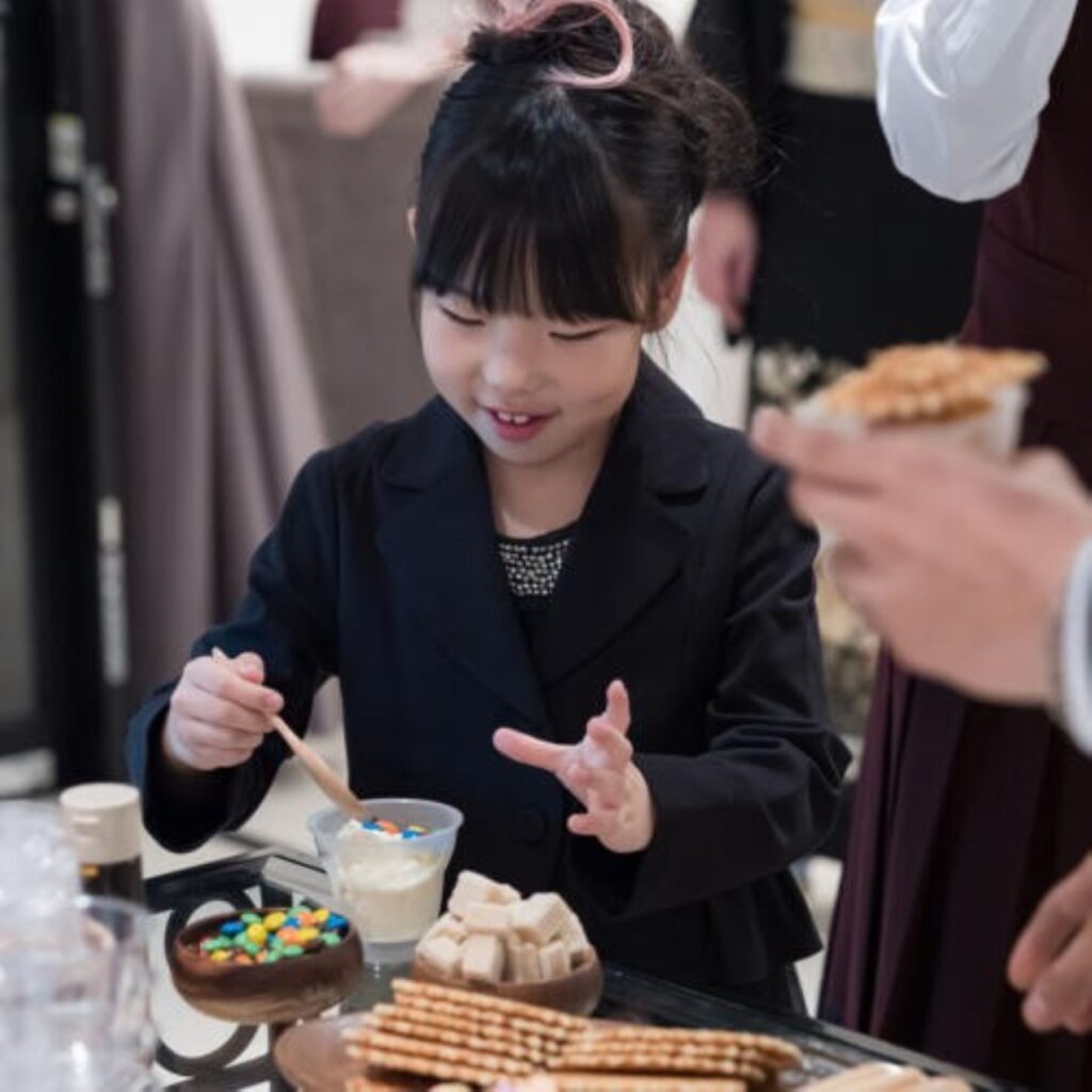 お子様ゲストも主役!軽井沢の貸切邸宅なら、みんなが安心して楽しめるビュッフェスタイルが叶います。家族の笑顔が溢れるアットホーム婚を実現。