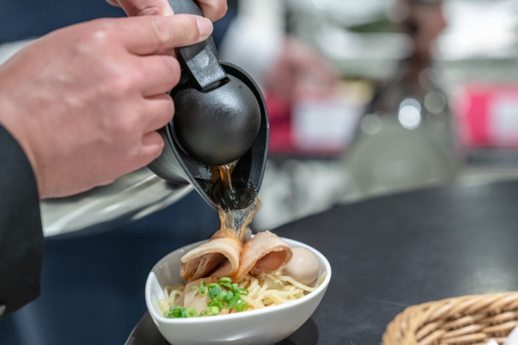 シェフが仕上げる渾身の一杯!ラーメンビュッフェのライブ感は最高のおもてなし。軽井沢ウェディングでオリジナルなサプライズを。