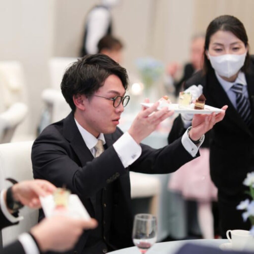 完全サプライズ!デザートプレートの裏に当たり!軽井沢の貸切邸宅で、ゲストの笑顔と歓声が弾ける楽しい演出。