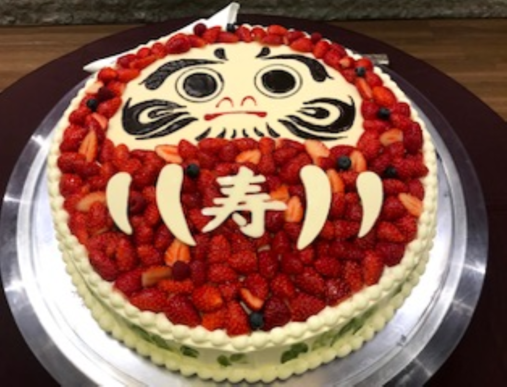 ゲストを驚かせるオリジナルケーキも軽井沢ウェディングの醍醐味。縁起の良いだるまと「寿」をモチーフにした、お二人らしい遊び心溢れるデザインでパーティーを盛り上げます。「アネーリ軽井沢」で叶える特別な一日。