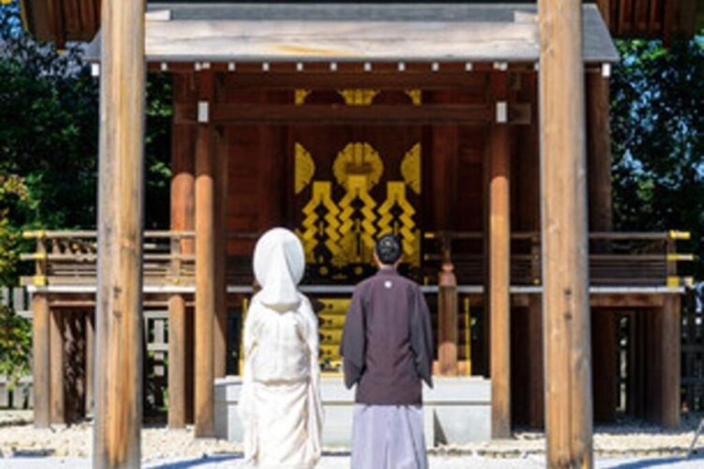 力強く立つ鳥居の向こう、お二人が神様に永遠の愛を誓います。夫婦として共に歩み始める新しい門出。この厳粛で晴れやかな瞬間が、幸福な未来へと導いてくれます。