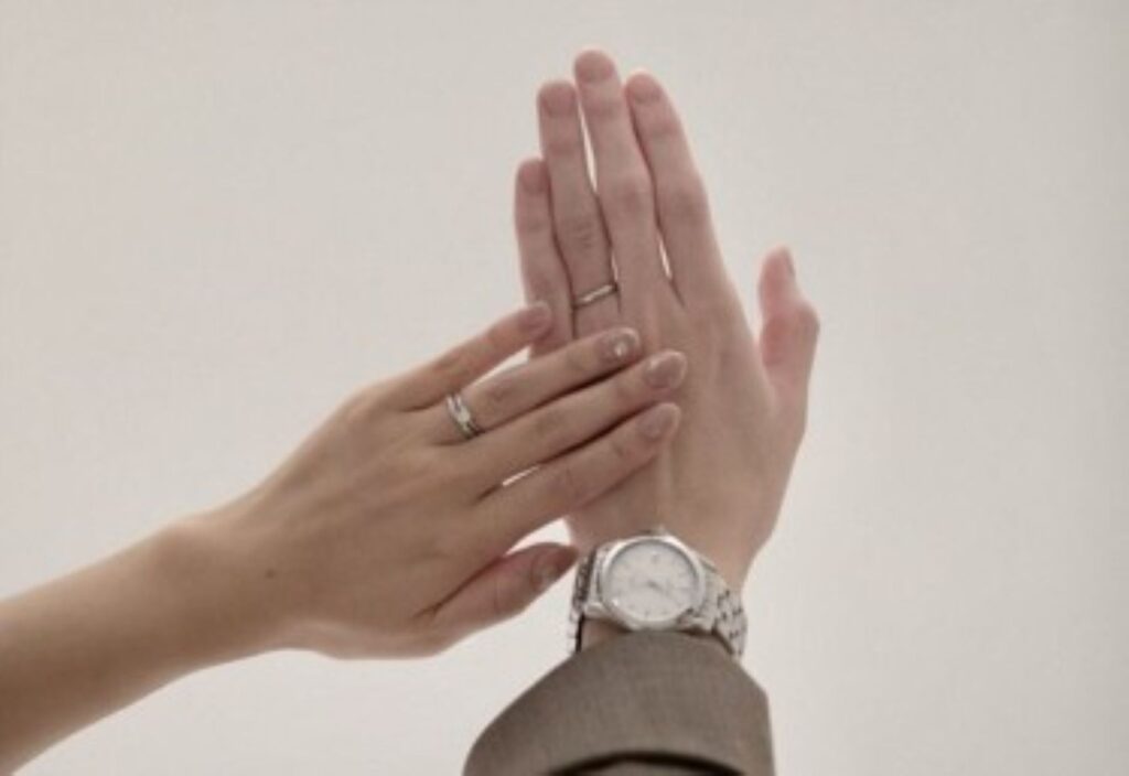 永遠の愛を誓い、交わされる結婚指輪。お二人の絆を象徴する、この特別な瞬間を軽井沢で。あふれる想いを形にする挙式を「アネーリ軽井沢」がお手伝いします。