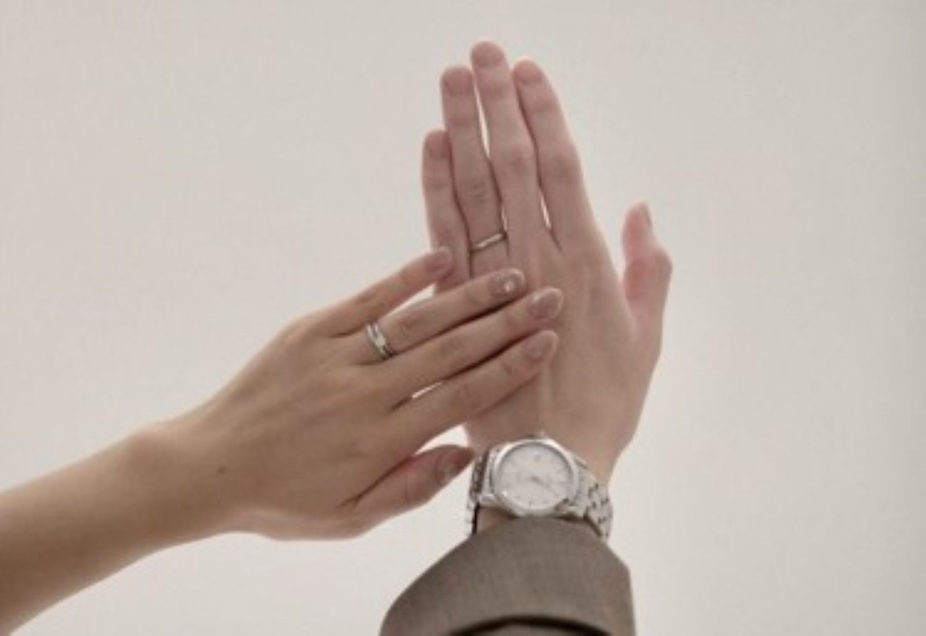 永遠の愛を誓い、交わされる結婚指輪。お二人の絆を象徴する、この特別な瞬間を軽井沢で。あふれる想いを形にする挙式を「アネーリ軽井沢」がお手伝いします。