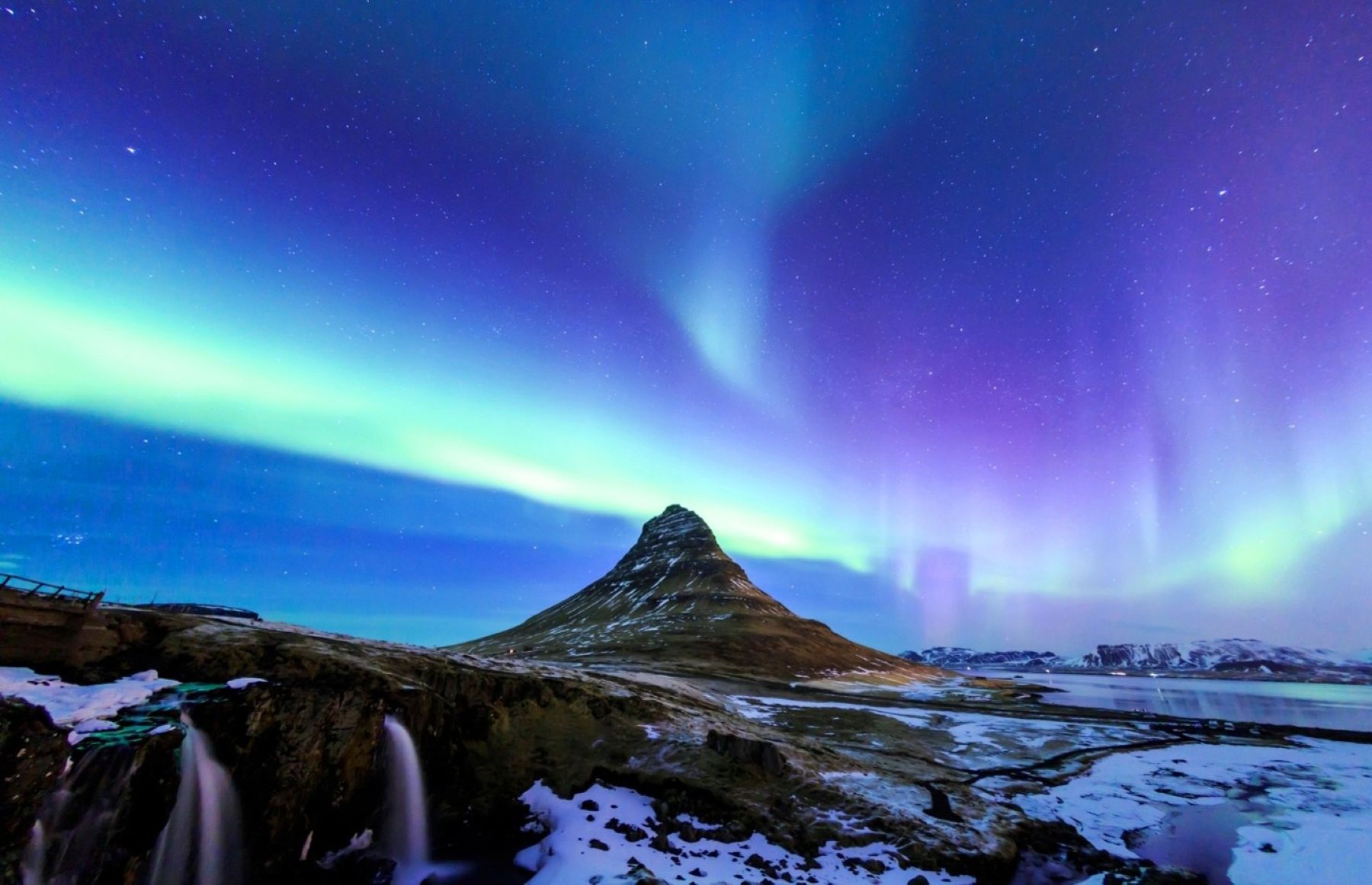 幻想的なオーロラが夜空を彩るアイスランドの絶景。アネーリ軽井沢での軽井沢ウェディング後は、ふたりの絆を深める特別なハネムーンへ。
