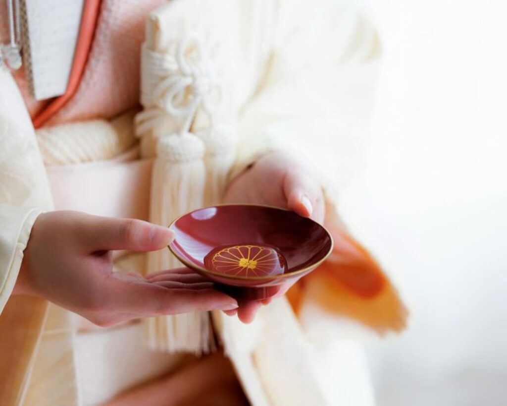 神前式の雅やかな儀式は家族の心に深く刻まれる。軽井沢で三三九度を交わし、夫婦となる誓いを厳かに立てます。