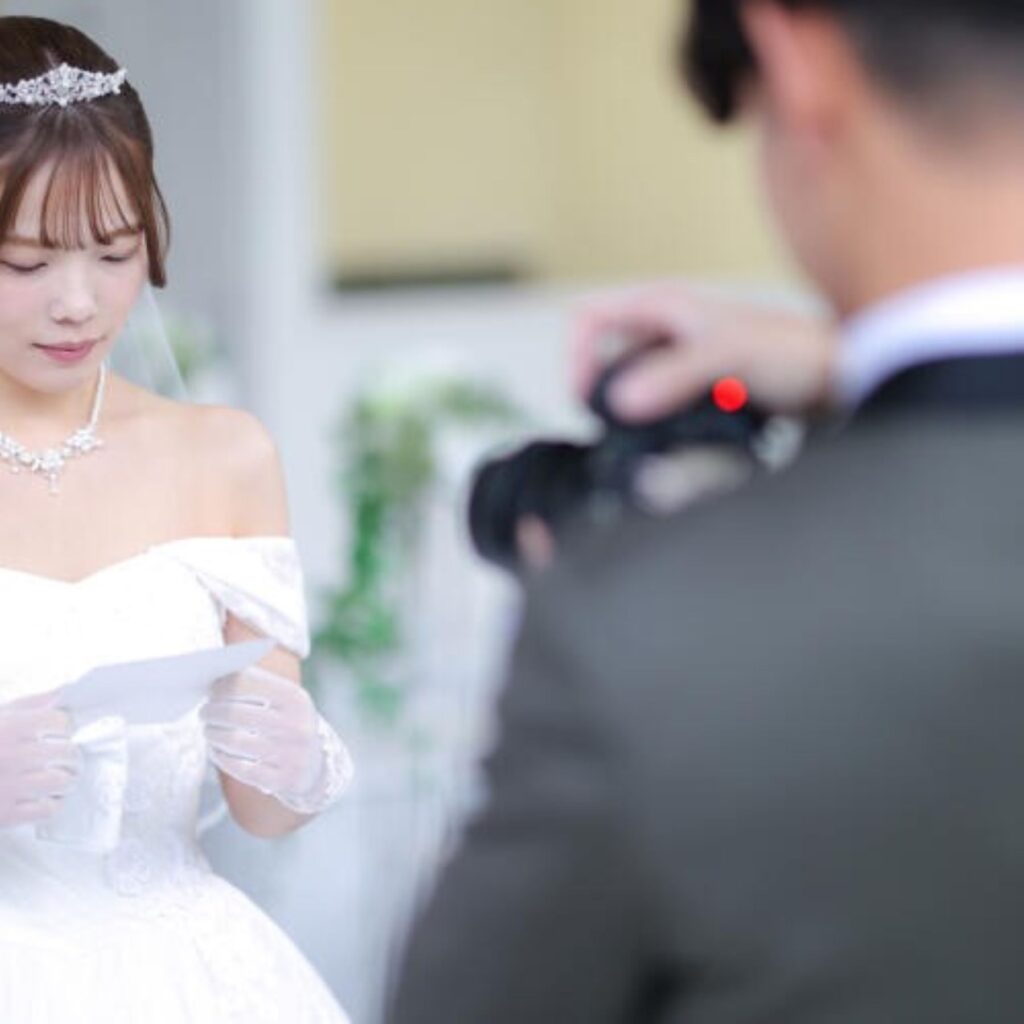 感動の瞬間を永遠に。軽井沢の美しい光の中で、感謝の手紙を読む花嫁様。プロの撮影で、一生の思い出を逃さず残します。