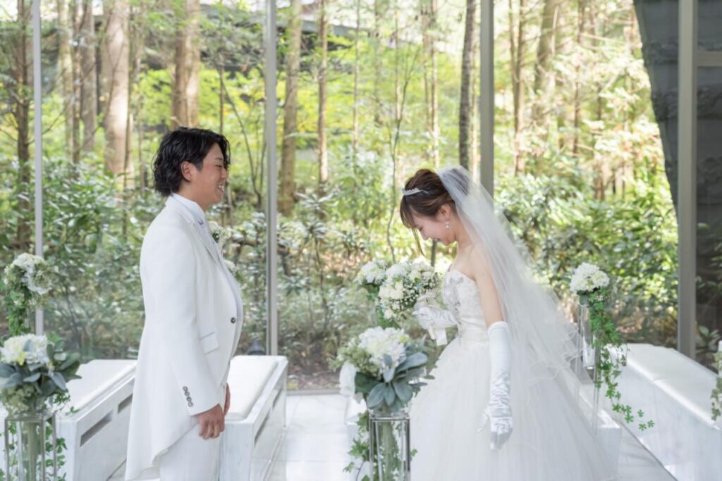 緑の森に祝福される、光溢れる空間。永遠の愛を誓い合う、お二人の最高の笑顔が溢れる瞬間は、アネーリ軽井沢で。