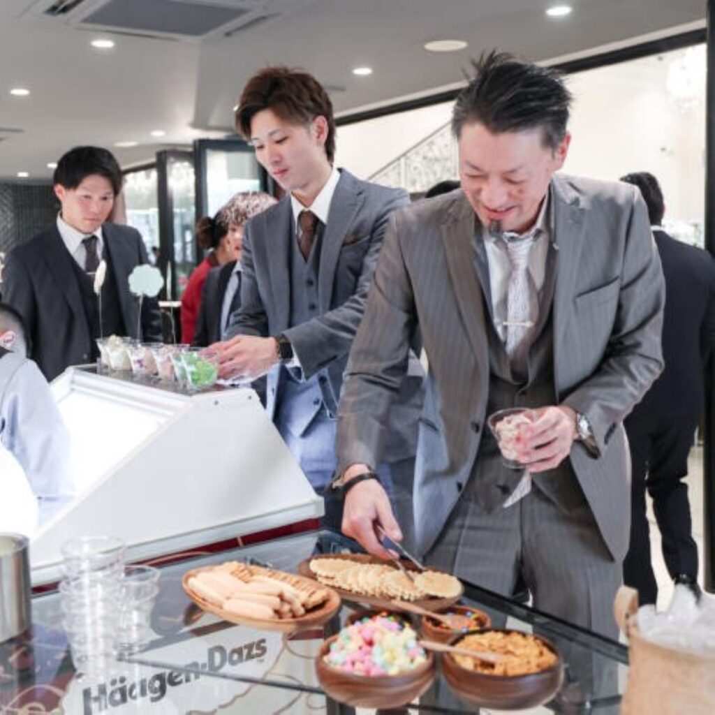 ハーゲンダッツのデザートビュッフェで、ゲストも笑顔に!軽井沢ウエディングでは、お二人らしいおもてなしを多彩な演出で。アットホームな結婚式に。