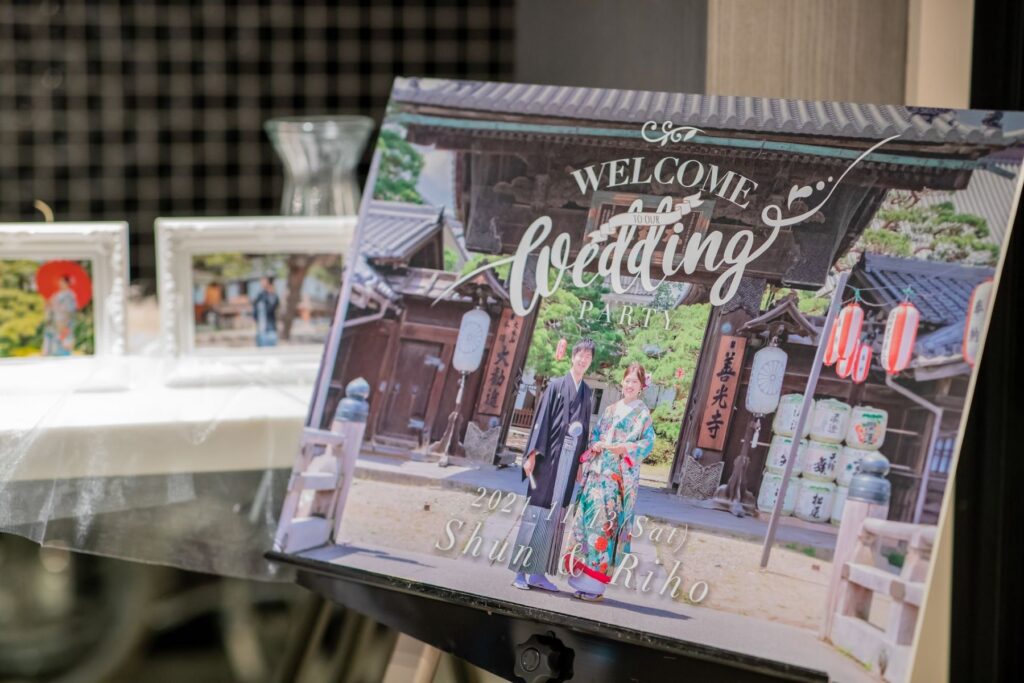 ゲストが最初に目にするウェルカムスペースは、お二人の個性が光るおもてなしの場。和装の前撮り写真を使ったボードが、特別感を演出します。アネーリ軽井沢の貸切空間で、細部にまでこだわった軽井沢ウェディングを実現しませんか。