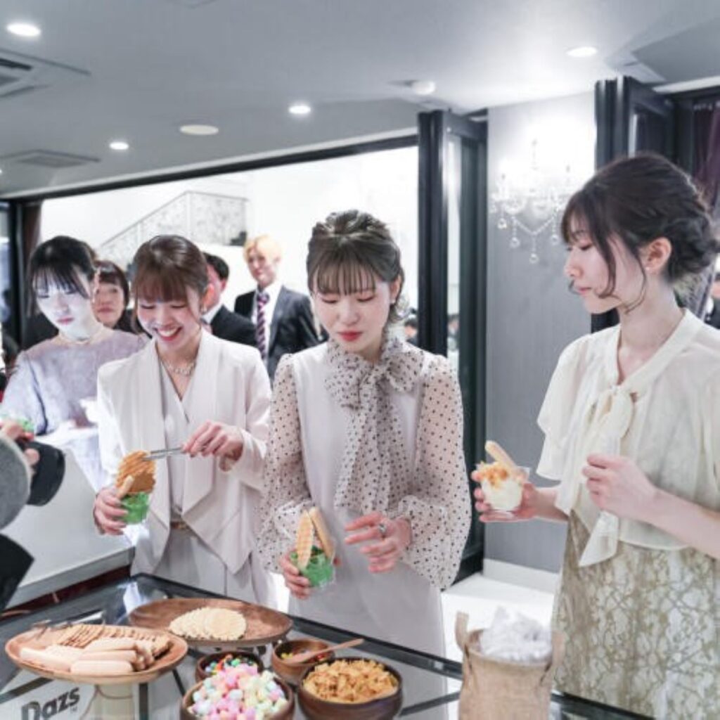 女性ゲストに大好評!ハーゲンダッツのアイスバーに、カラフルなトッピングを選んで作るデザートビュッフェ。軽井沢ウェディングでの会話が弾むおもてなしです。