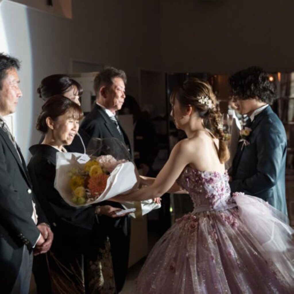感謝の想いが溢れる花束贈呈の瞬間。軽井沢での結婚式は、お二人だけでなくご家族の絆を深める特別な一日になります。感動的なクライマックスを演出します。