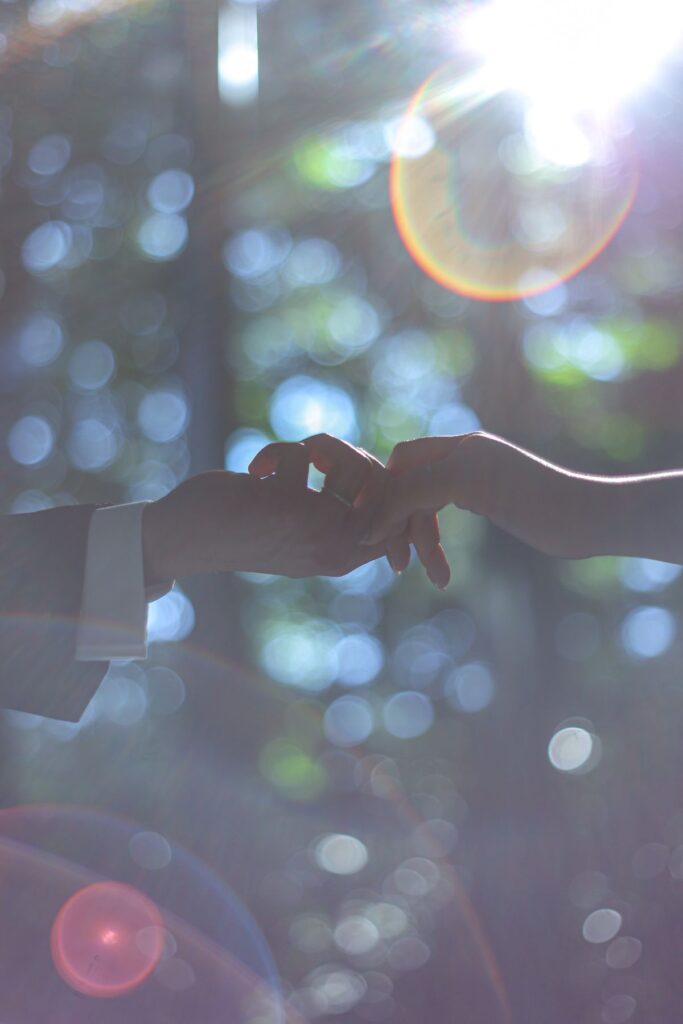 入籍は縁起の良い日で幸運を呼び込む！大安、一粒万倍日、天赦日が重なる最強開運日を選んで、幸せを万倍に。