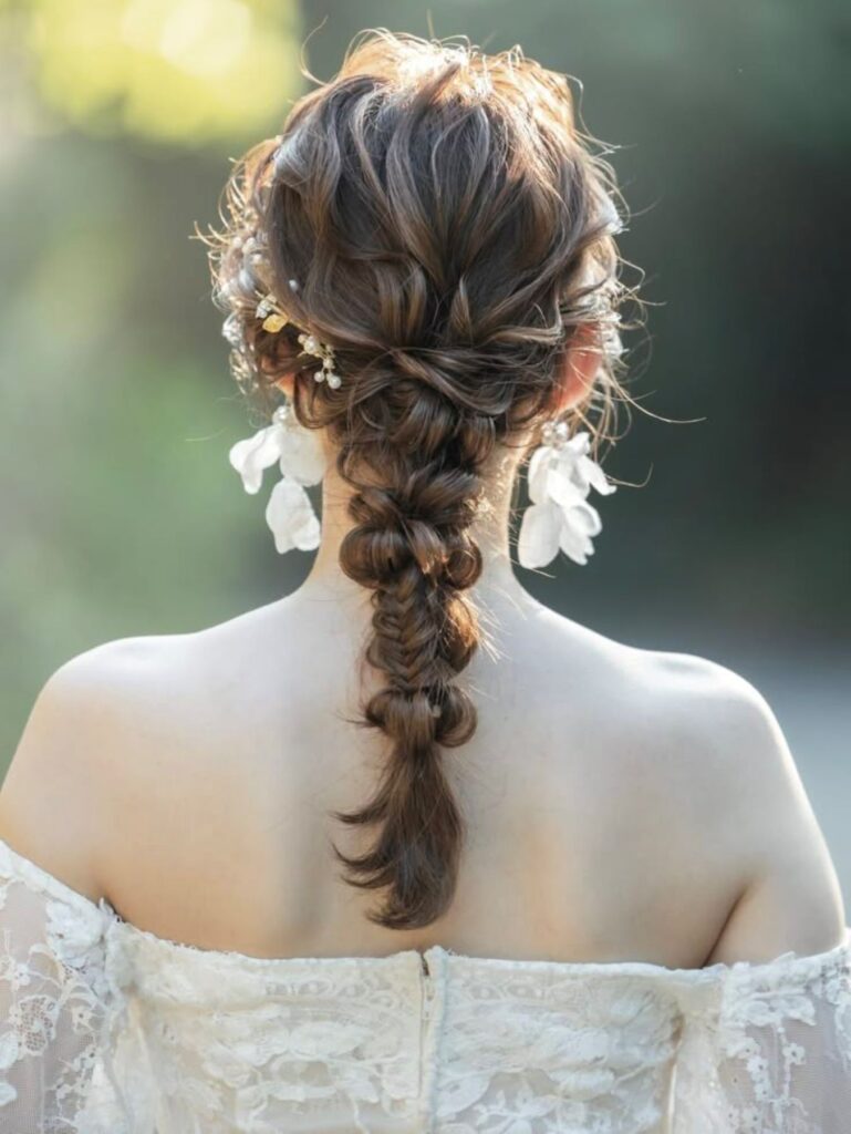 編みおろしは軽井沢のリゾートにぴったりのトレンドスタイル。華やかで可愛らしく、ロマンチックな花嫁を演出します。