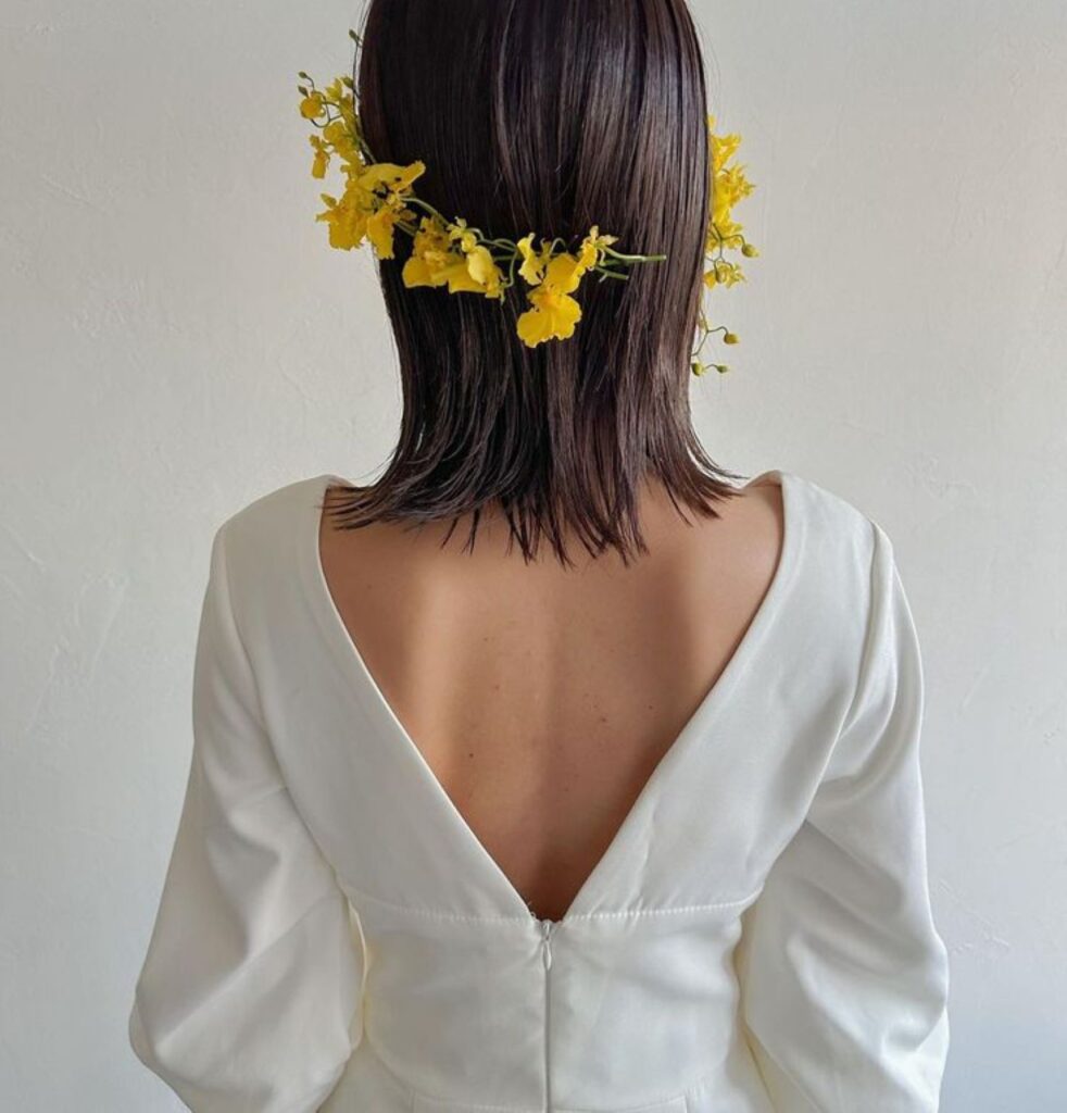 外はねボブはリゾートの開放感にぴったり。軽井沢のガーデンやテラスでの演出も軽やかで写真映えします。