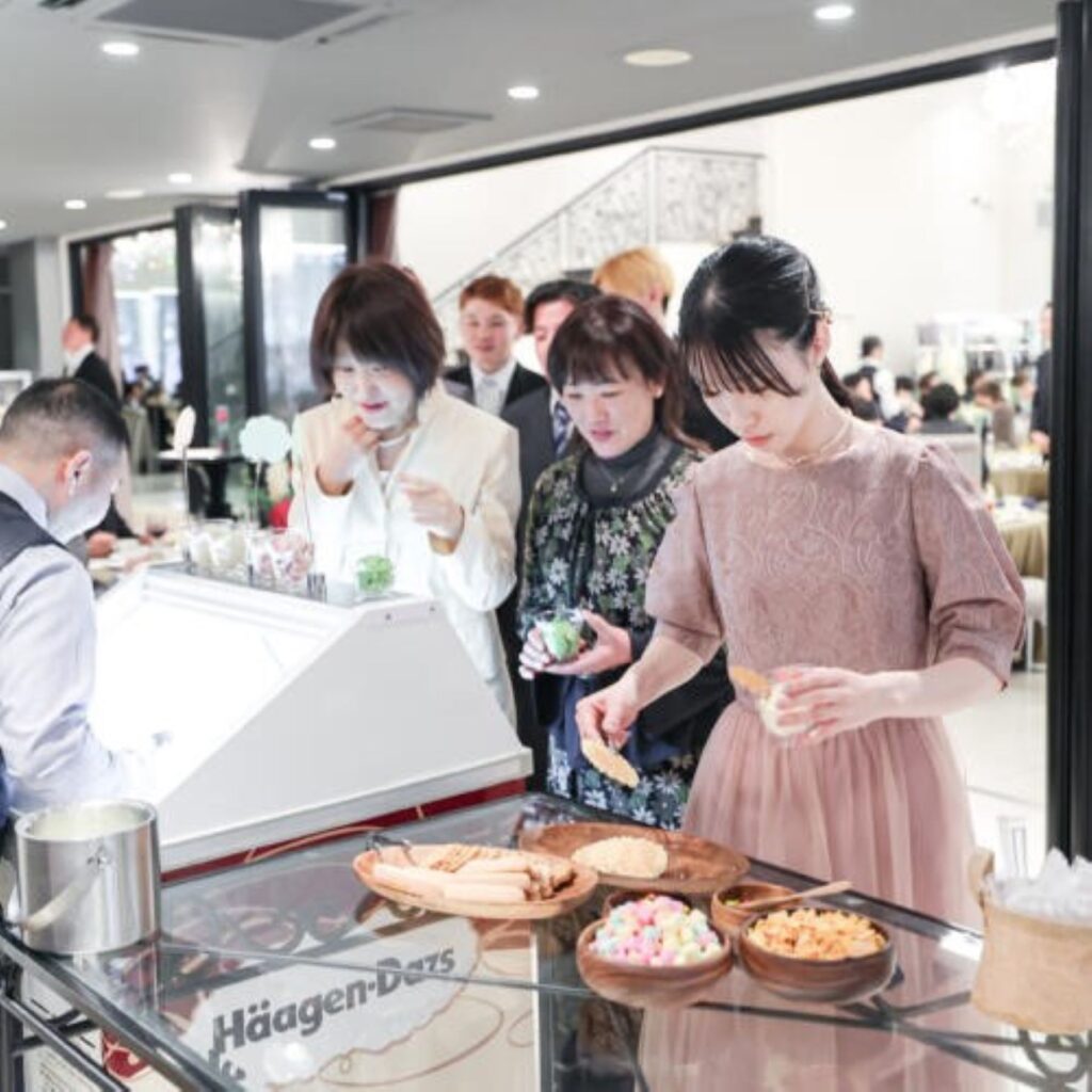 軽井沢の森に包まれた貸切邸宅で、ゲストと楽しむデザートタイム。ハーゲンダッツのアイスバーで会話も弾む特別なウェディングの瞬間。