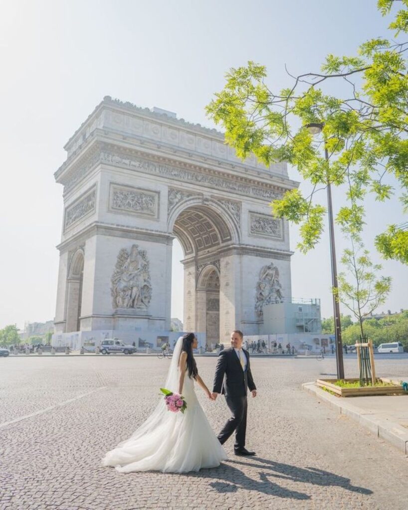 フランスの古い街並みでのハネムーンフォトは格別。軽井沢の前撮りとは違う、異国情緒あふれる一枚を残しましょう。