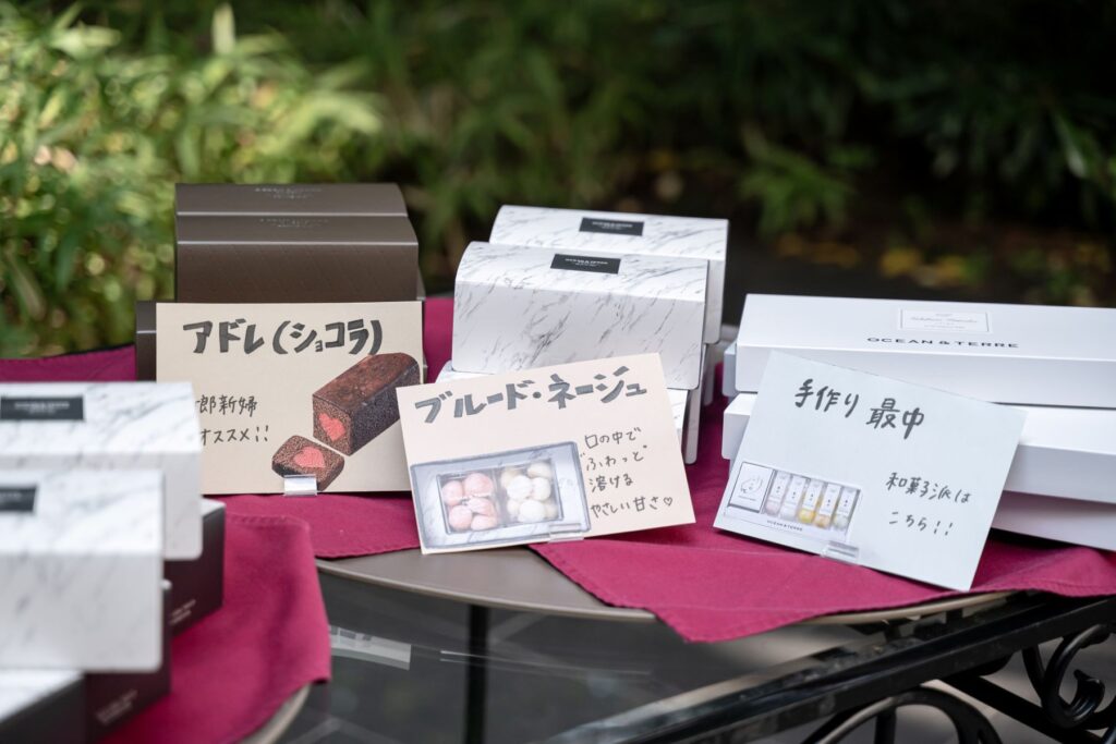 大切なゲストへ感謝を込めて。軽井沢の森で選ぶ引出物・引菓子。和菓子から人気のショコラまで、おふたりらしいおもてなしを叶えるラインナップ。アネーリ軽井沢の結婚式を彩ります。