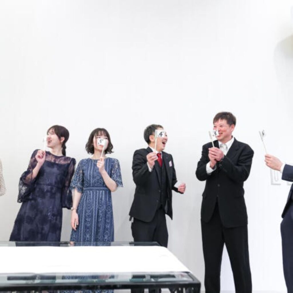 ゲストと楽しむ共同作業ゲームは、会場の一体感を高める最高の演出。みんなで協力し、絆を深めるアットホームなパーティを。