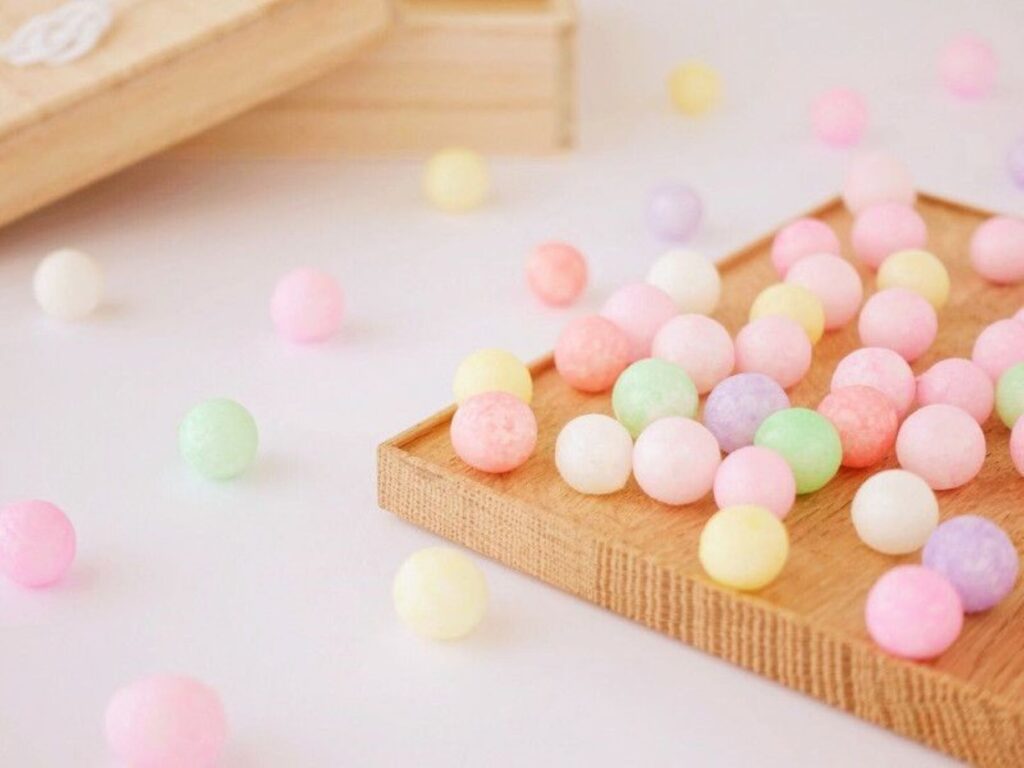 「お嫁に入る」の意味が込められた、香川県の伝統菓子「おいり」。カラフルで可愛らしい見た目が、「幸せのおすそ分け」にぴったり。和装にも洋装にも合う、人気の引出物です。