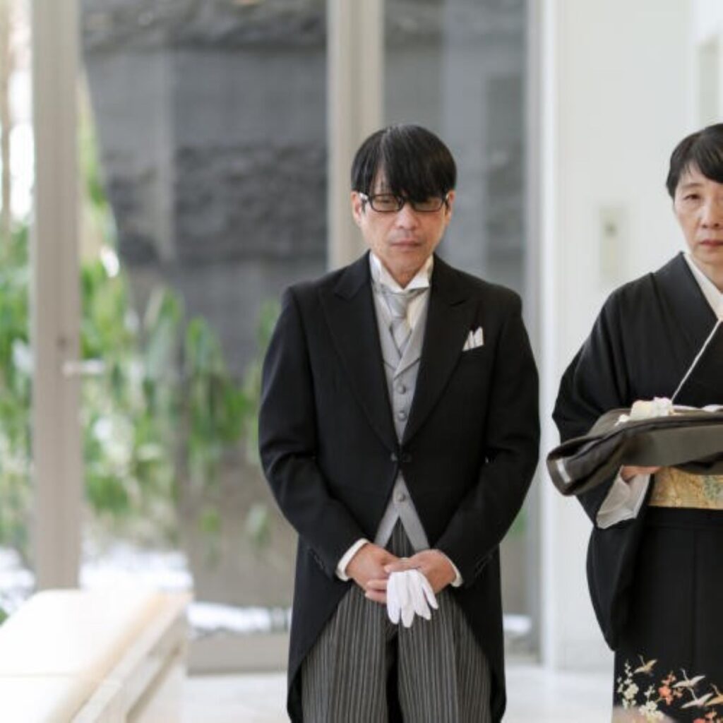 軽井沢の貸切邸宅で、新郎新婦との再会を待つ温かい瞬間。家族の絆を感じるペアレントタイム。