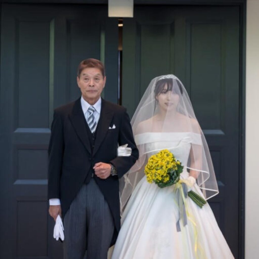 新婦はお父様と入場。お子様や大切な人との絆をテーマにした挙式に。