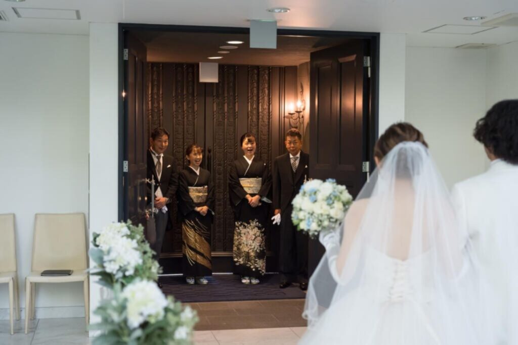 挙式直前の心震える瞬間。感謝の想いを伝え、ご両親の愛に見送られてチャペルへ。軽井沢の静寂の中で迎える、お二人にとって最高のスタートを。