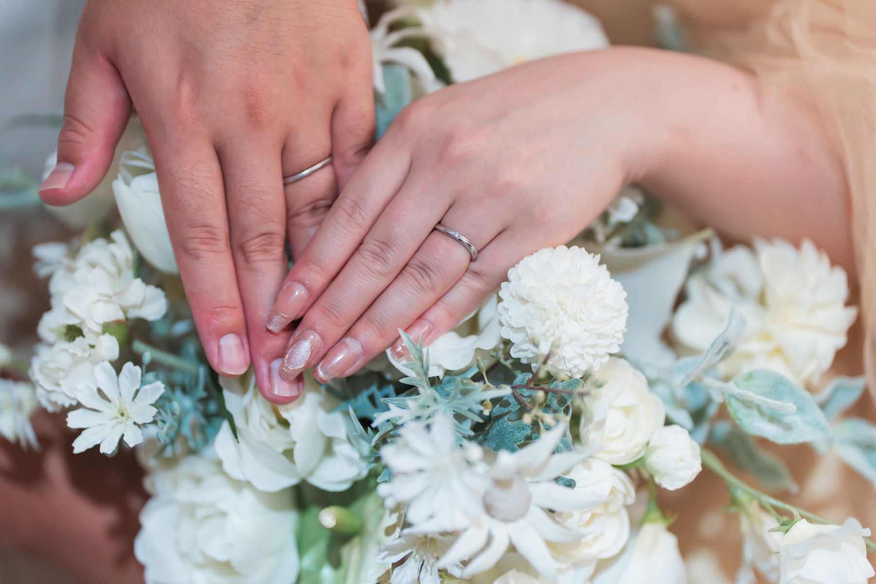 軽井沢の祝福の中で交わされた永遠の誓い。輝く結婚指輪と、おふたりを彩るブーケが、愛の瞬間を切り取ります。感動のウエディングは、アネーリ軽井沢で叶えましょう。