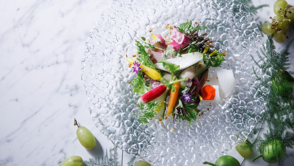 アネーリ軽井沢の信州フレンチの前菜。軽井沢の旬の高原野菜を色彩豊かに盛り付けたテリーヌ。地産地消の新鮮な恵みを、ゲストへ贈るアートのようなおもてなし。