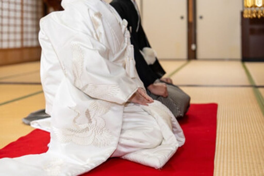 自然美と、日本の伝統が融合する神前式。厳かな和装で交わす誓いが、お二人の未来を明るく照らします