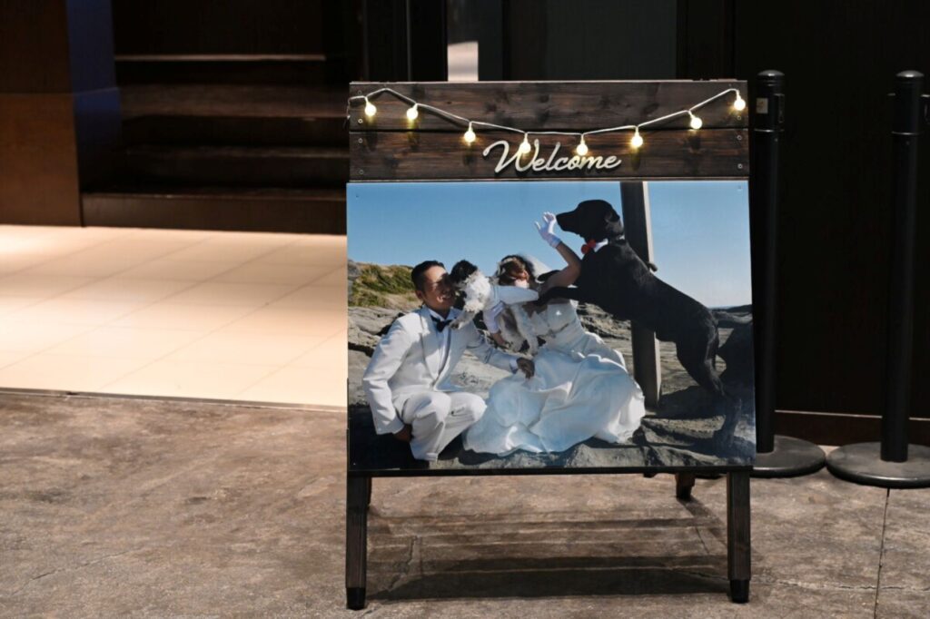 ふたりの個性が光るウェルカムスペースで、ゲストをお出迎え。軽井沢ウェディングでのペットとの写真で、温かいおもてなしを演出しましょう。