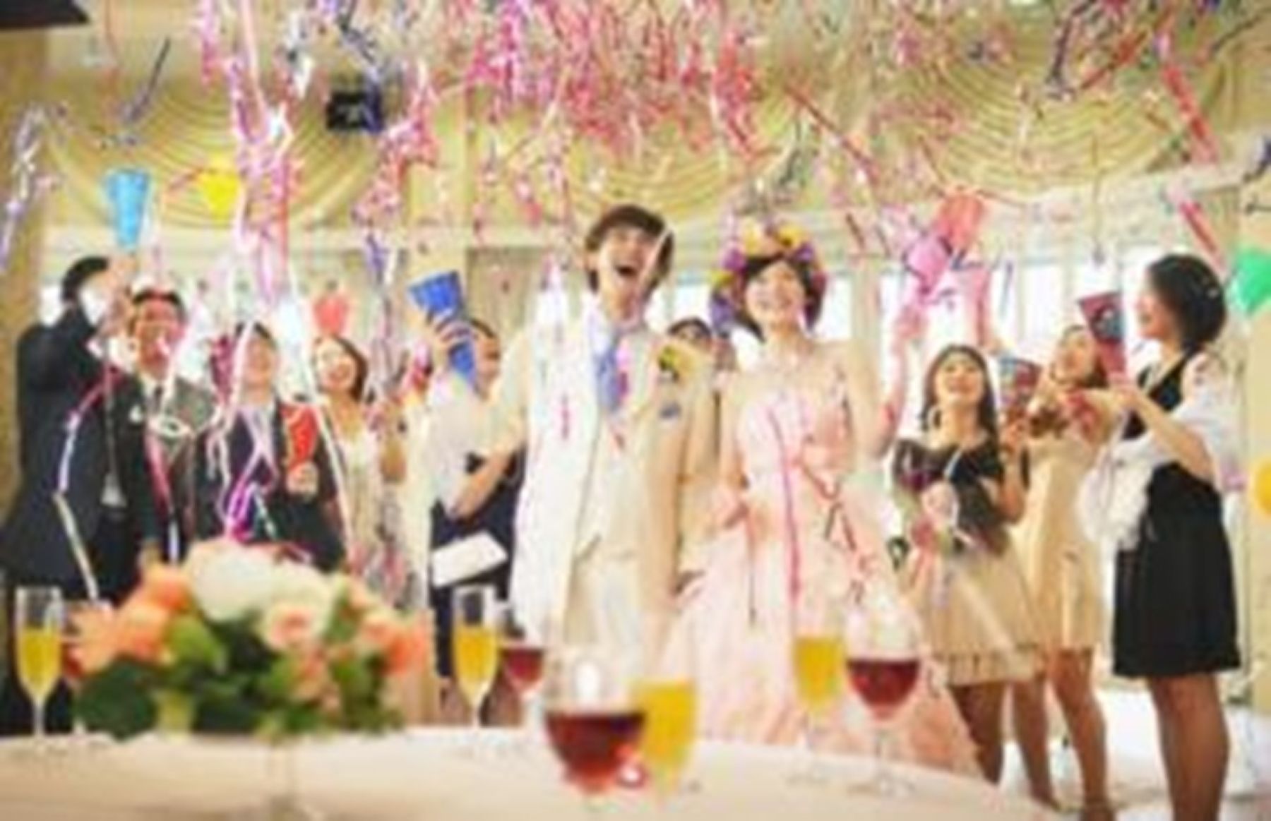 カラフルな紙吹雪が舞うクライマックス！ゲストと最高に楽しい瞬間を分かち合う演出。アネーリ軽井沢の貸切邸宅で、軽井沢の自然を背景に、一生忘れられないウェディングパーティーを。