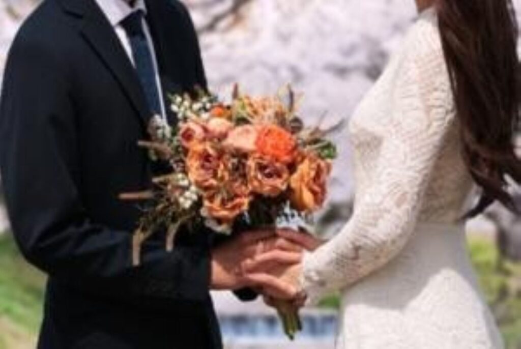 愛の誓いを交わす感動的なワンシーン。プロポーズは、結婚に向けた準備期間の始まりでもあります。最高のタイミングで気持ちを伝え、夫婦としての物語を始めましょう。