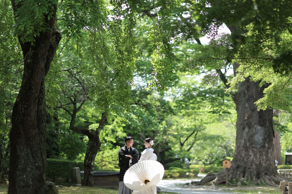 軽井沢の生命力溢れる大自然に包まれて。厳かな和装と、柔らかな番傘が織りなすロケーションフォト。心に残る和婚の仏前式も、アネーリ軽井沢がお手伝いします。