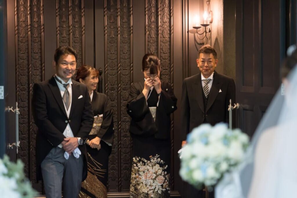 親御様の涙が物語る、深い愛情と感謝。新郎新婦の門出を、大切なご家族と共に迎える感動の瞬間は、アネーリ軽井沢で。